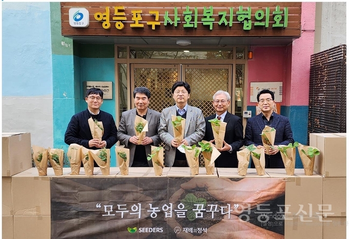 박영준 전달식 후 관계자들과 기념 촬영. 