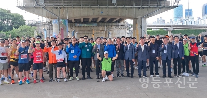 윤정용 회장이 내빈 및 참가 선수들과 기념 촬영.