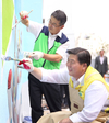 벽화 그리는 조길형 구청장