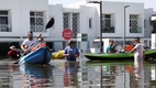 두바이 주민들... 카약 타고 이동