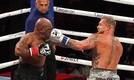 '핵펀치' 잃은 58세 타이슨, 31세 연하 복서에게 판정패