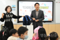 오세훈 시장, 서울 소재 초등학교 찾아 ‘초등안심벨’ 시연